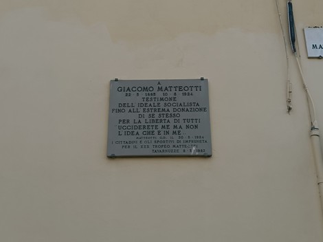 Lapide commemorativa a Giacomo Matteotti, attivista politico e simbolo della libertà.