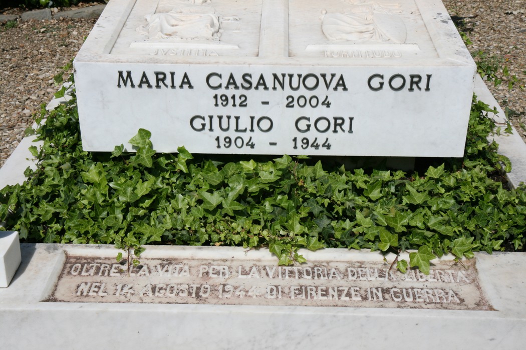 Sepolcro di Giulio Gori, commemorazione in marmo con elementi decorativi e dediche affettuose.