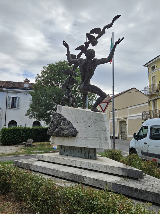 Monumento alla Resistenza, scultura che celebra la liberazione con figure in movimento e simboli di resistenza.