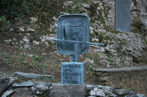 Monumento della Via Crucis di Sant'Anna di Stazzema, simbolo di memoria e riflessione storica.
