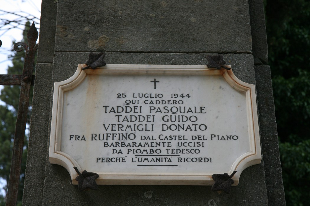 Lapide commemorativa per le vittime della villa Le Corti, datata 25 luglio 1944.