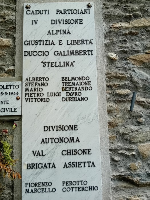 Lapide commemorativa dedicata ai caduti della IV Divisione Alpina, con nomi e date dei partigiani.