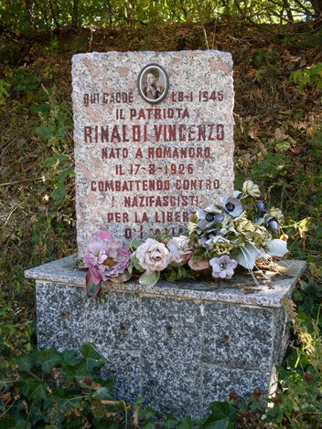 Cippo commemorativo dedicato a Rinaldi Vincenzo, patriota caduto per la libertà nel 1946.
