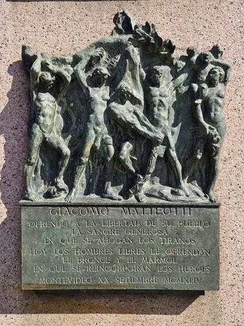 Monumento a Matteotti con sculture simboliche che ricordano il sacrificio e la libertà, in un contesto memoriale.