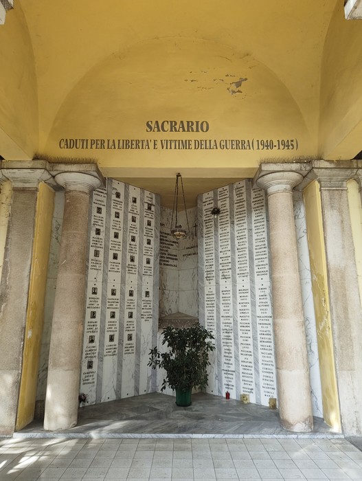 Sacrario dedicato ai caduti per la libertà e vittime della guerra, ornato da colonne e iscrizioni memoriali.