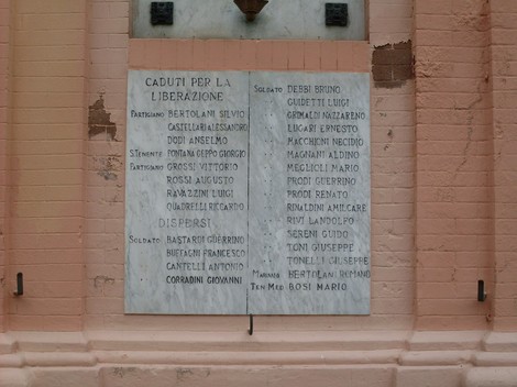Lapidi commemorative ai caduti di Castellarano, in memoria dei soldati e dei partigiani della liberazione.