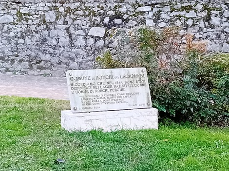 Cippo commemorativo ai deportati di Ronchi, in memoria delle vittime del lager nazista.