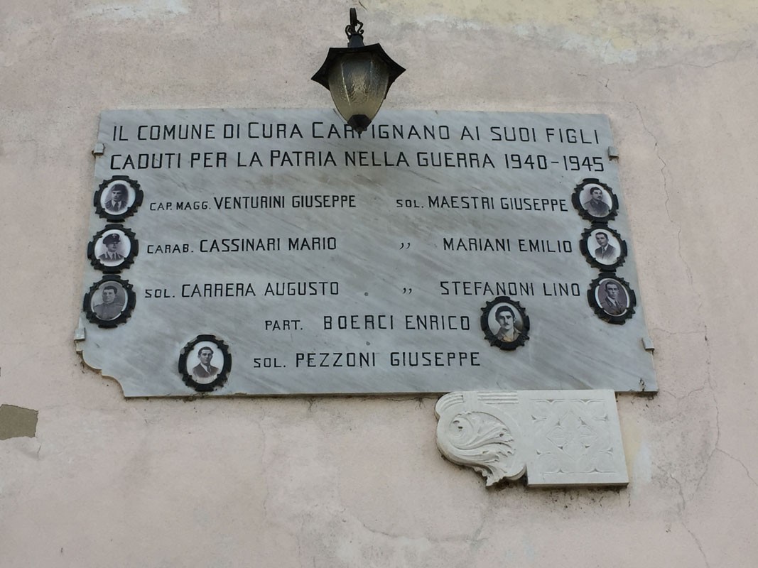 Lapide commemorativa dei caduti di Calignano nella guerra 1940-1945, onore ai suoi figli.