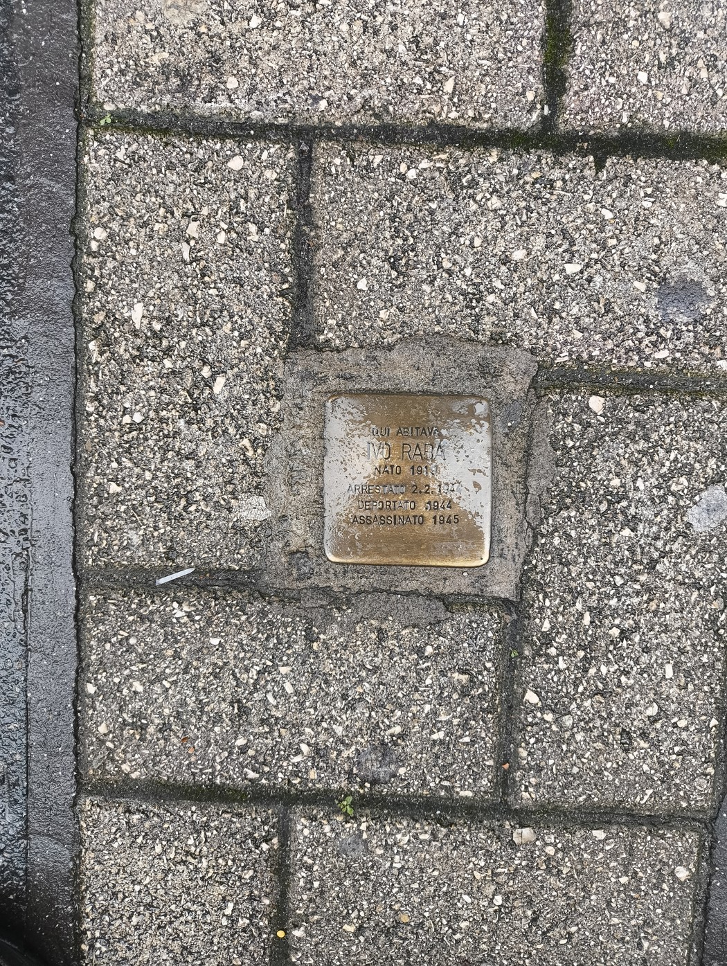 Pietra d'inciampo a Rabà, commemorazione di una vittima della Shoah con informazioni storiche.