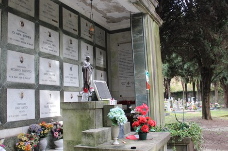 Sacrario dedicato ai caduti per la Liberazione, con monumento e decorazioni floreali in un cimitero.