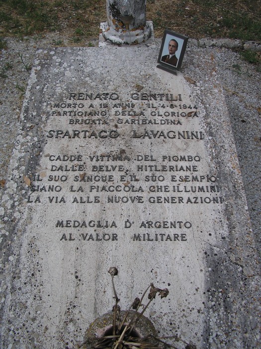 Sepolcro di Gentili: monumento in memoria di Spartaco Lavagnini, partigiano decorato, con epitaffio commemorativo.
