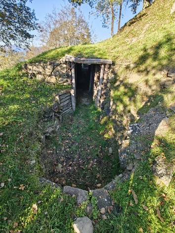 Entrata di un rifugio storico, parte dell'itinerario "Itinerari di Guerra e Resistenza - La Torricella".