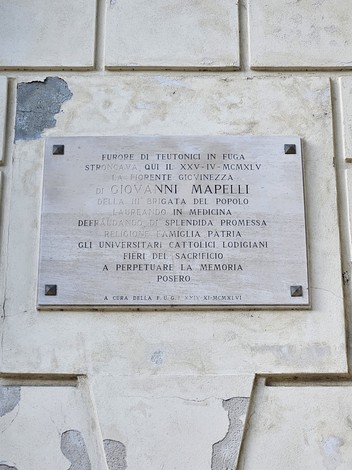 Lapide commemorativa di Giovanni Mapelli a Mapelli, in onore del suo sacrificio e del servizio alla patria.