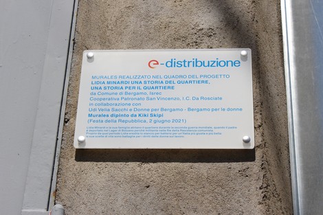 Murale colorato a Minardi, rappresenta la storia del quartiere di Bergamo, con elementi artistici distintivi.
