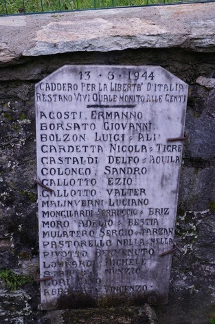 Lapide commemorativa che onora i caduti per la libertà ad Agosti e altri, datata 13.3.1944.