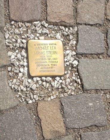 Pietra d'inciampo dedicata a Rachele Lea Manas Stern, commemorativa di una vittima della persecuzione nazista.