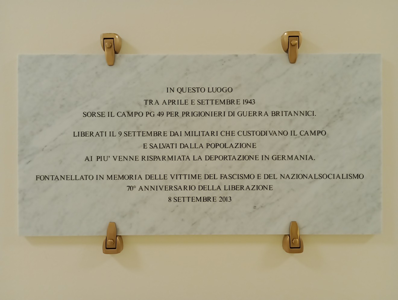 Lapide commemorativa del campo di prigionia PG 49, dedicata alle vittime del fascismo e del nazional-socialismo.