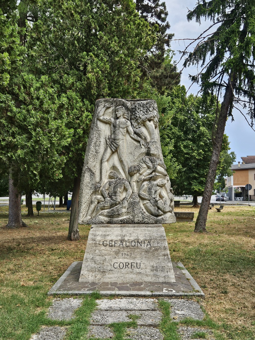 Monumento ai Caduti di Cefalonia e Corfù, con figure scolpite che commemorano il sacrificio dei soldati.
