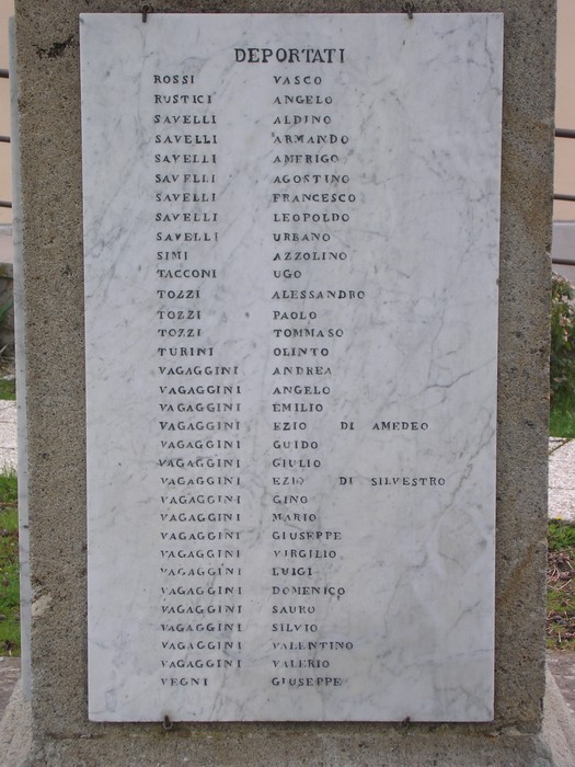 Monumento commemorativo ai caduti e ai deportati, con nomi incisi in onore delle vittime.