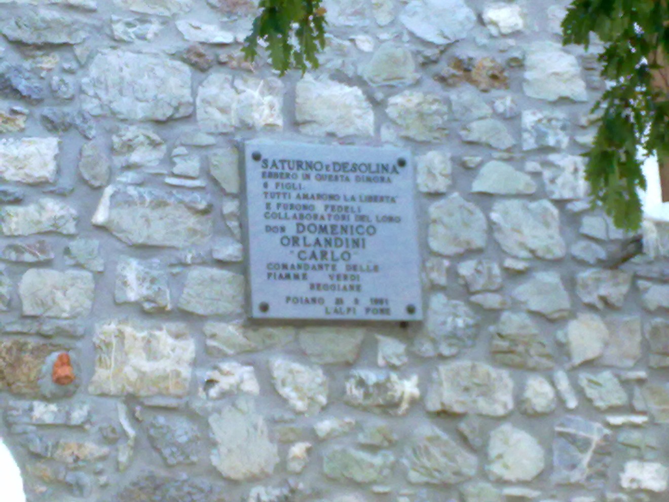 Lapide commemorativa dedicata ai figli di Saturno e Desolina, incisa su una parete di pietra.