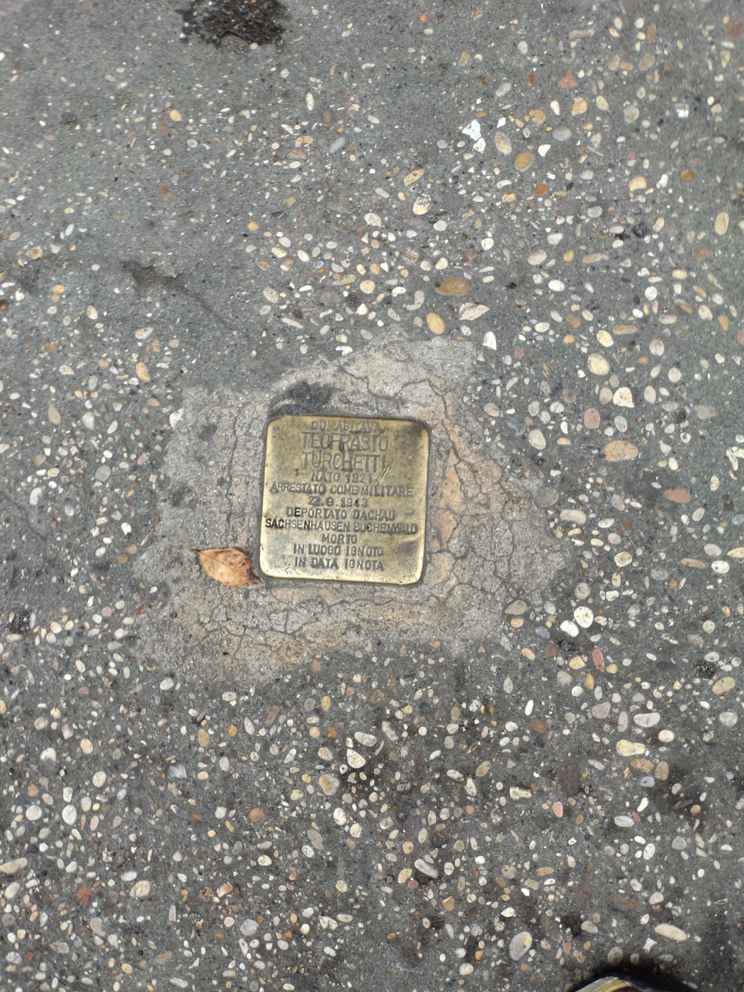 Pietra d’inciampo a Turchetti commemorativa con dedica, posata nel pavimento.