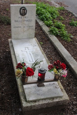 Tomba di Pietro Ballestrazzi, con fiori e una lanterna, esempio di commemorazione per i caduti per la Libertà.