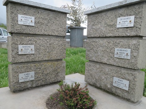 Cippi commemorativi per i partigiani caduti, dedicati ai loro sacrifici durante la Resistenza.