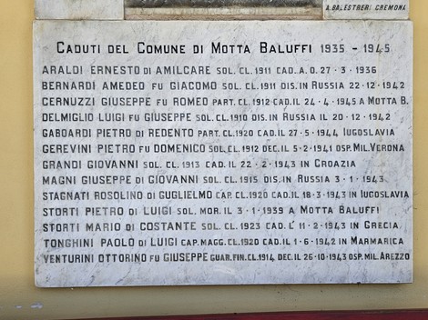 Lapide commemorativa ai caduti di Motta Baluffi, dedicata a soldati del periodo 1935-1945.
