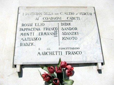 Lapide commemorativa dedicata ai caduti di Zerbo, con nomi e omaggio floreale.