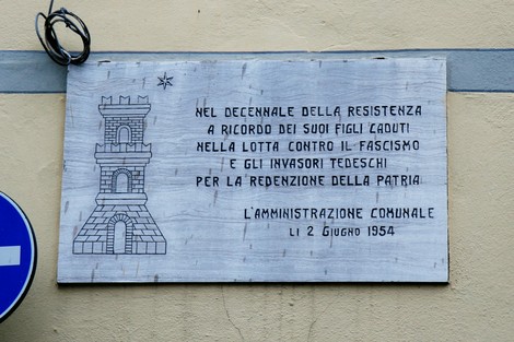 Lapide commemorativa per il decennale della Resistenza, dedicata ai caduti nella lotta contro il fascismo.