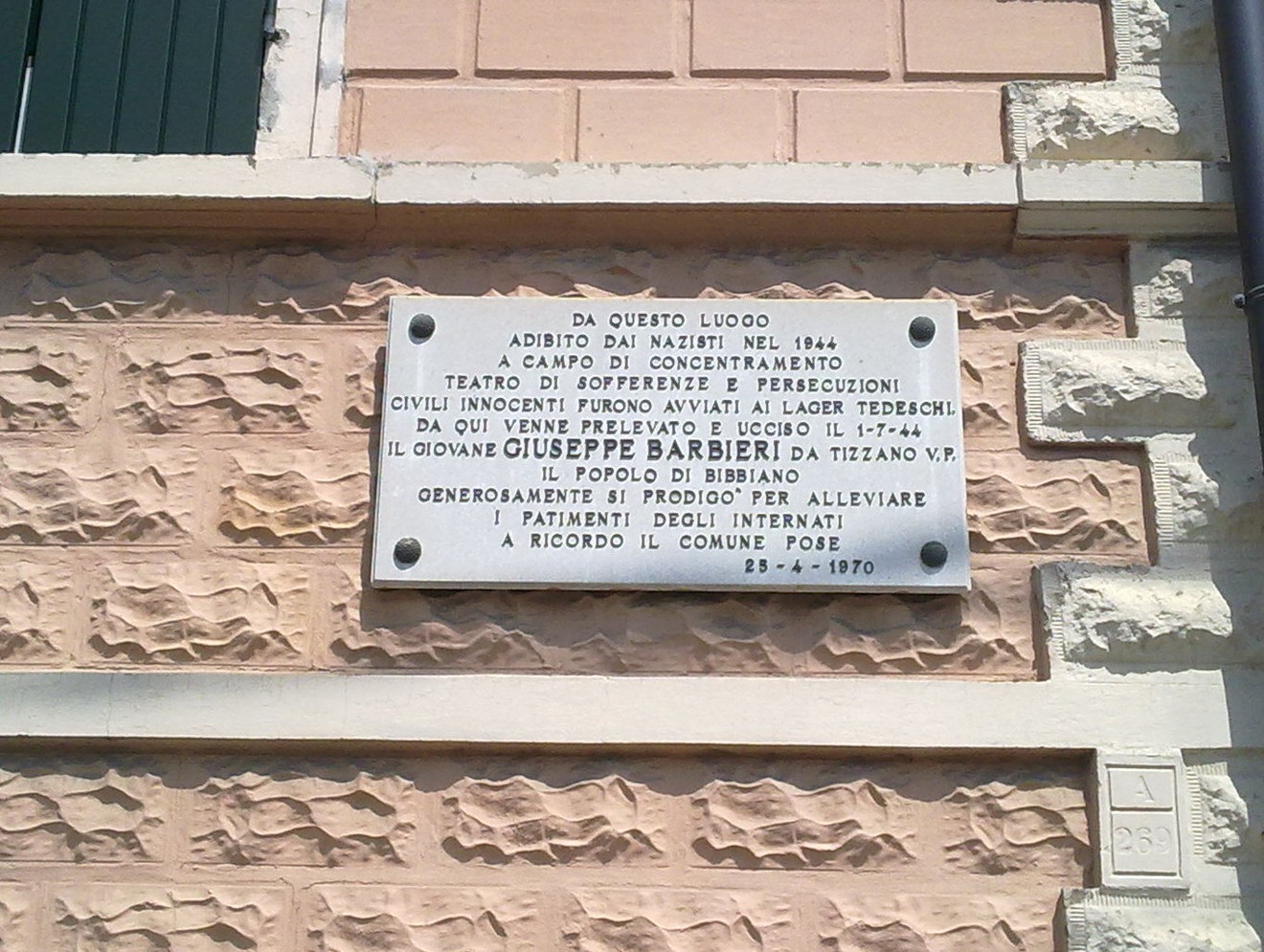 Lapide commemorativa di Giuseppe Barbieri e delle vittime del campo di concentramento. Ricordo della persecuzione.