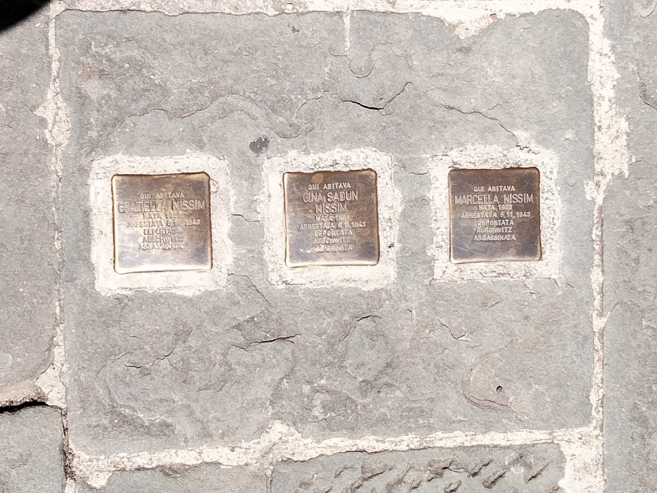 Pietre d'inciampo dedicate alla famiglia Nissim - Sadun in un contesto urbano.