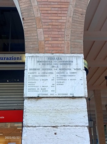 Lapide commemorativa della Divisione "Acqui" a Ferrara, in onore dei caduti e del loro sacrificio.