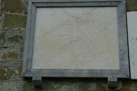 Lapide commemorativa della strage di Mommio, in memoria delle vittime della guerra.