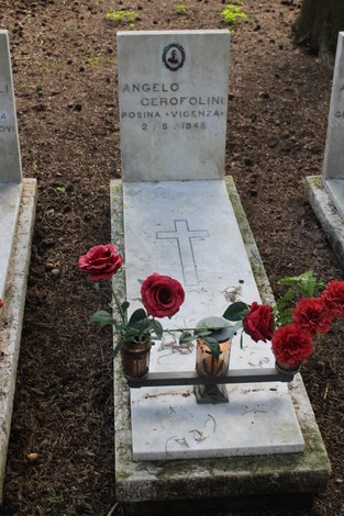 Tomba di Angelo Cerofolini con rose rosse, inserita tra le tombe perpetue dei caduti per la Libertà.