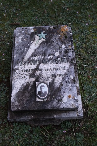 Lapide commemorativa del Sacrario dei partigiani pratesi, in memoria dei caduti della Resistenza.