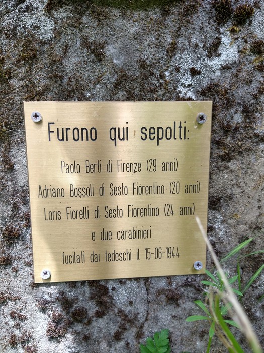 Cippo commemorativo di Coperzano che onora i caduti, con nomi e date di tre giovani e due carabinieri.