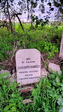 Cippo commemorativo in ricordo di Giuseppe Fabrizi, ucciso dalle truppe naziste il 3 giugno 1944.