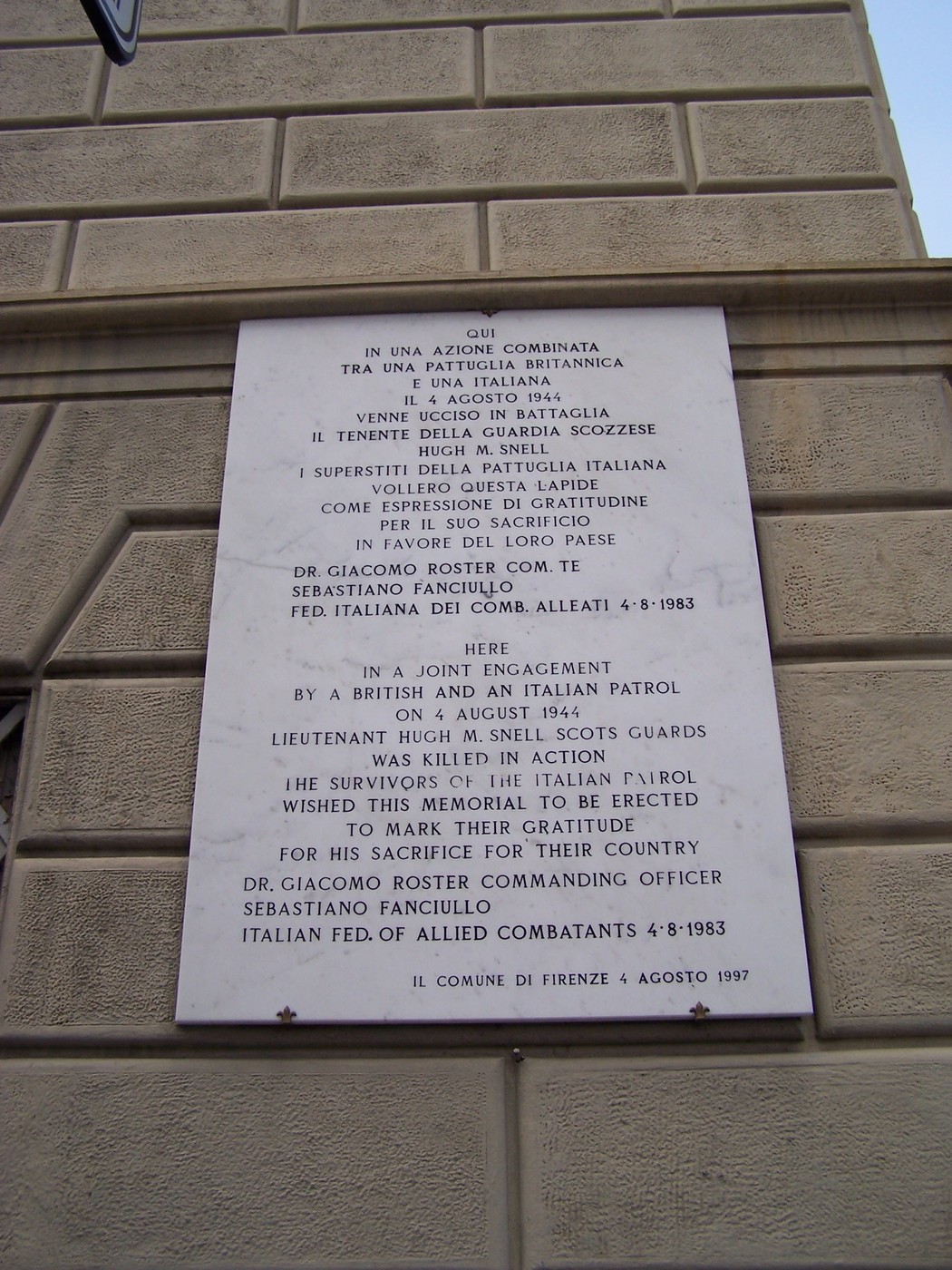 Lapide commemorativa al Tenente Snell, onore ai caduti durante la Seconda Guerra Mondiale. Firenze, 1997.