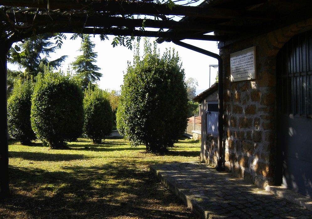 Monumento ai martiri di Palestrina, con alberi ben curati e un'atmosfera serena nel giardino circostante.