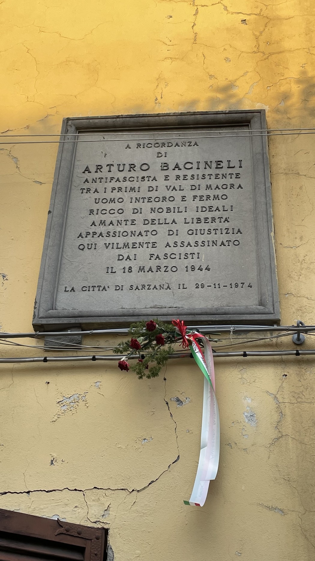Lapide commemorativa dedicata ad Arturo Baccinelli, partigiano e resistente contro il fascismo.