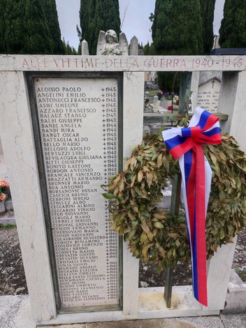 Sacrario dei caduti per la Libertà, monumento commemorativo con liste di nomi e una corona di fiori.