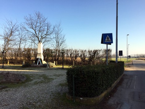 Monumento ai caduti di Torre d'Isola, simbolo di memoria e rispetto per i sacrifici dei soldati.