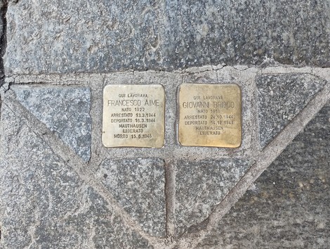 Due pietre d'inciampo dedicate a Francesco Aime e Giovanni Bricco a commemorazione delle loro vite.