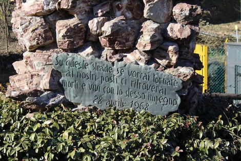 Monumento alla Resistenza, dedicato ai caduti, con base di pietra e dedica commemorativa.