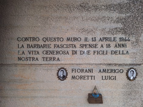 Memoriale commemorativo per Fiorani e Moretti, che ricorda la loro vita e il sacrificio durante la guerra.
