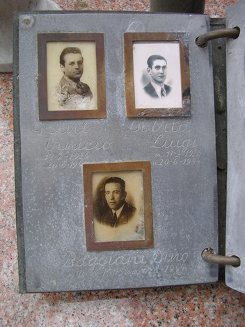 Sepolcro dei caduti di Pian d'Albero, commemorazione dei militari con fotografie e dediche.