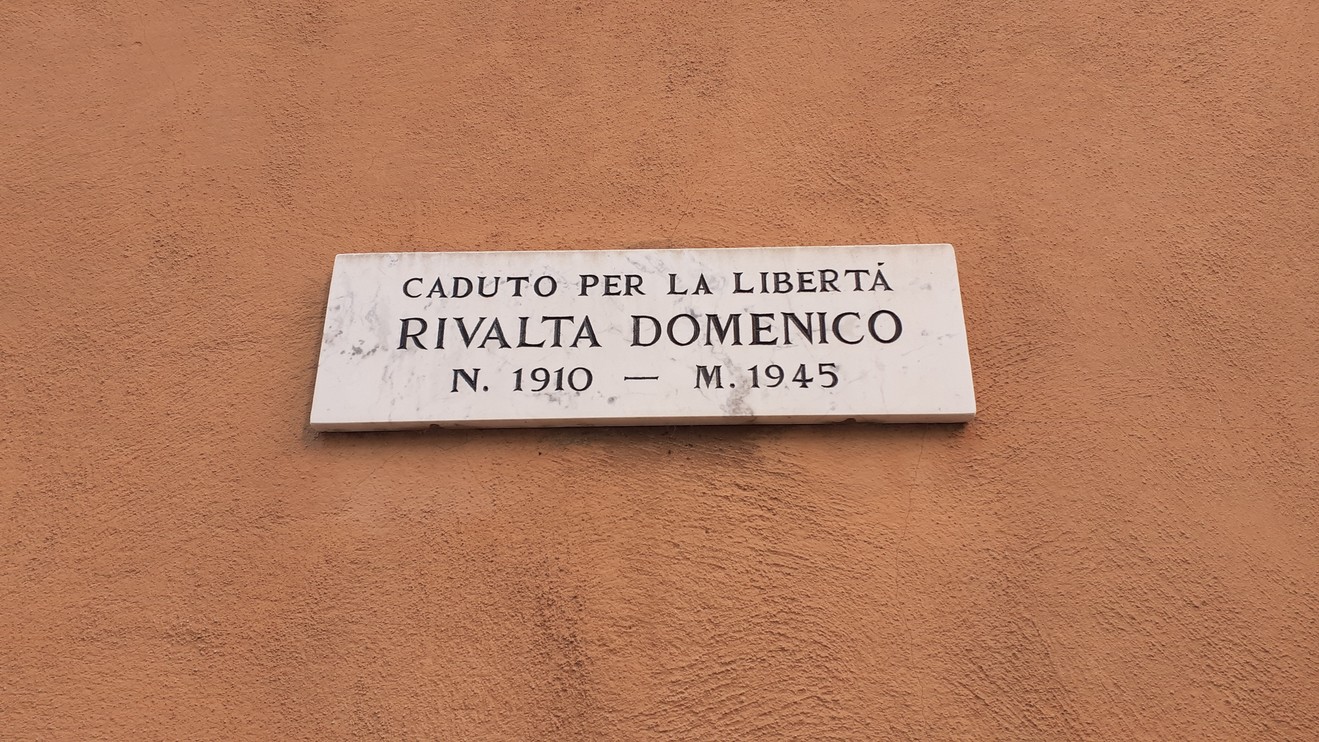 Lapide commemorativa dedicata a Rivalta Domenico, caduto per la libertà nel 1945.