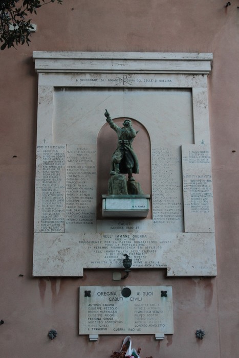 Lapidi commemorative con statua in onore dei caduti, situate a Oregina. Atmosfera di commemorazione e rispetto.