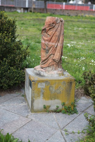 Statua monumentale in marmo per celebrare il 50° anniversario della Liberazione, con base decorativa.